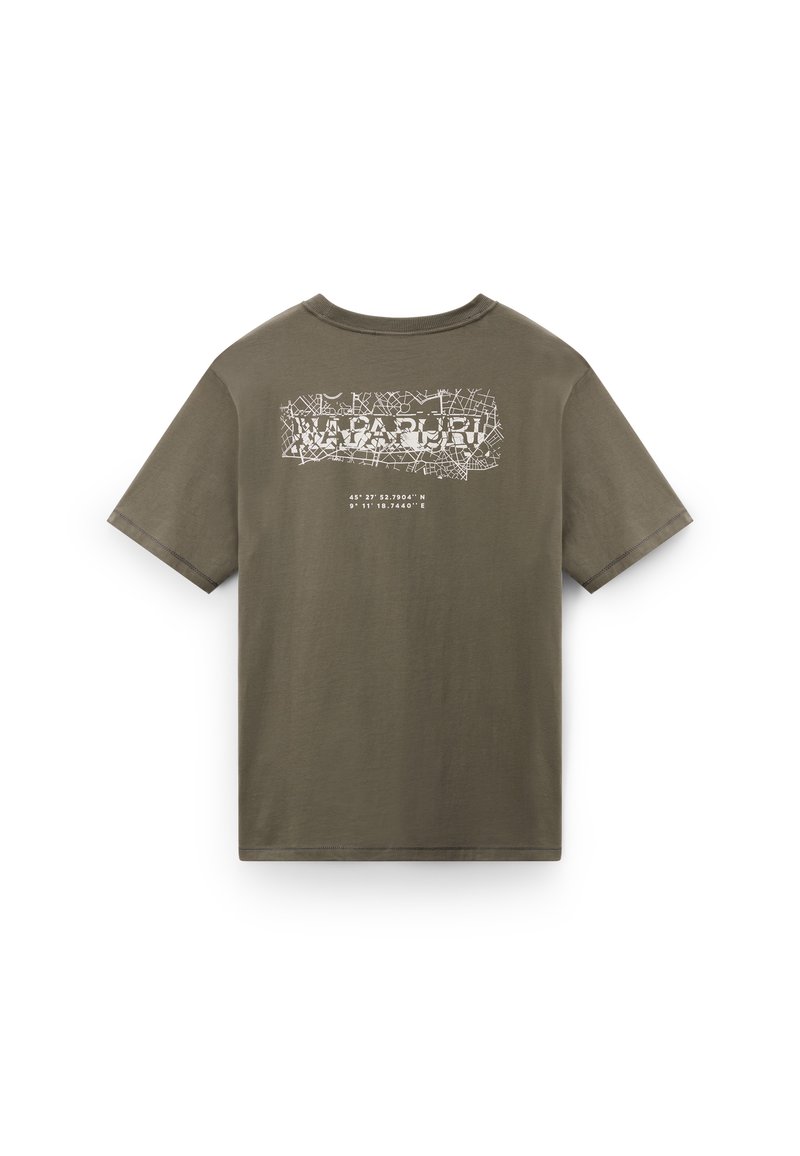 Oliwkowa bawełniana koszulka, okrągły dekolt, krótkie rękawy, z białym tekstem graficznym i współrzędnymi na plecach. Gładka tekstura, swobodny krój.