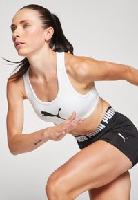 Puma KEEPS BRA - Športni modrček s srednjo podporo - white