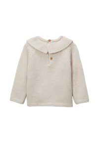 Pull en tricot beige avec un col large à côtes, doté d'une patte de boutonnage et de manches longues. Texture douce, coupe décontractée, design classique.