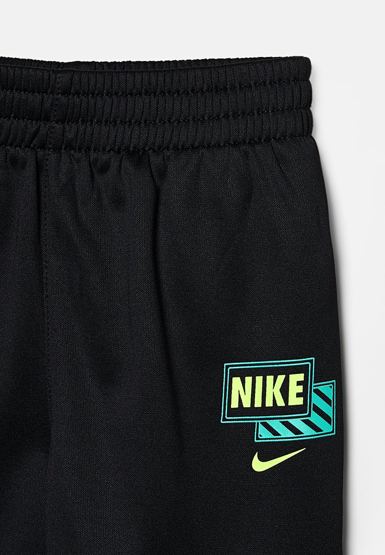 Shorts atletici neri con vita elastica testurizzata. Presentano il logo Nike colorato in verde e blu sul lato.