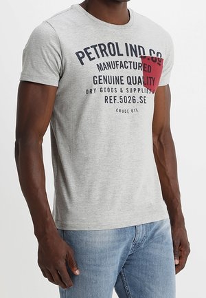 Szara bawełniana koszulka z okrągłym dekoltem, krótkimi rękawami oraz nadrukowanym logotypem w kolorze granatowym i czerwonym z przodu. Miękka tekstura i regularny krój.