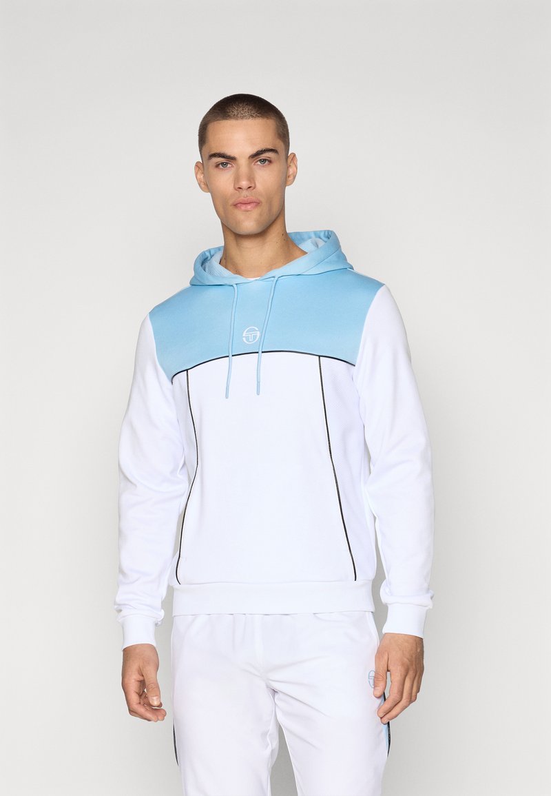 Sudadera con capucha en blanco y azul claro, que presenta un diseño frontal con acentos negros y un logo en el pecho. Textura suave, ajuste casual.