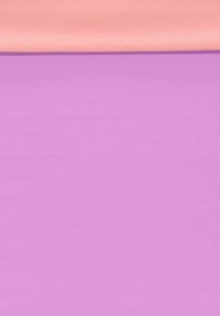 Zwei Stoffmuster: ein strukturiertes hellrosa oberes Muster und ein glattes lila unteres Muster, jeweils mit deutlichen, einfarbigen Tönen.