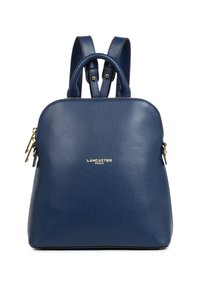 Zaino in pelle blu con superficie testurizzata, forma arrotondata, doppie spalline, manico superiore e un accento logo dorato sul davanti.