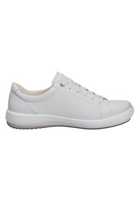Zapatillas de cuero blancas con puntera redonda, detalles de costura, cordones planos y suela de goma. Textura suave y diseño minimalista.