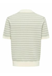 Polo en maille beige à manches courtes avec motif à rayures horizontales texturées et col, manches et ourlet côtelés.