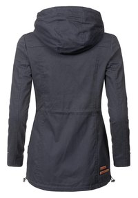 Tmavě šedá kapucí bunda s vytaženým pasem, dlouhými rukávy a dvěma malými koženými ozdobami poblíž lemu. Hladká textura látky.