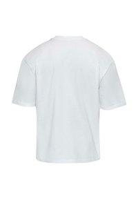 Hvid kortærmet t-shirt med rund hals, lavet af bomuld, med en glat tekstur og en afslappet pasform. Ingen grafik eller accenter synlige.