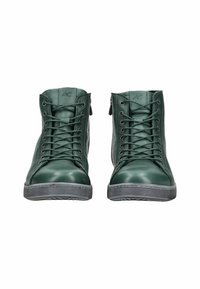 Baskets montantes en cuir vert avec bout rond, laçage à l'avant et fermeture éclair sur le côté. Semelle en caoutchouc texturé avec un léger talon rehaussé.