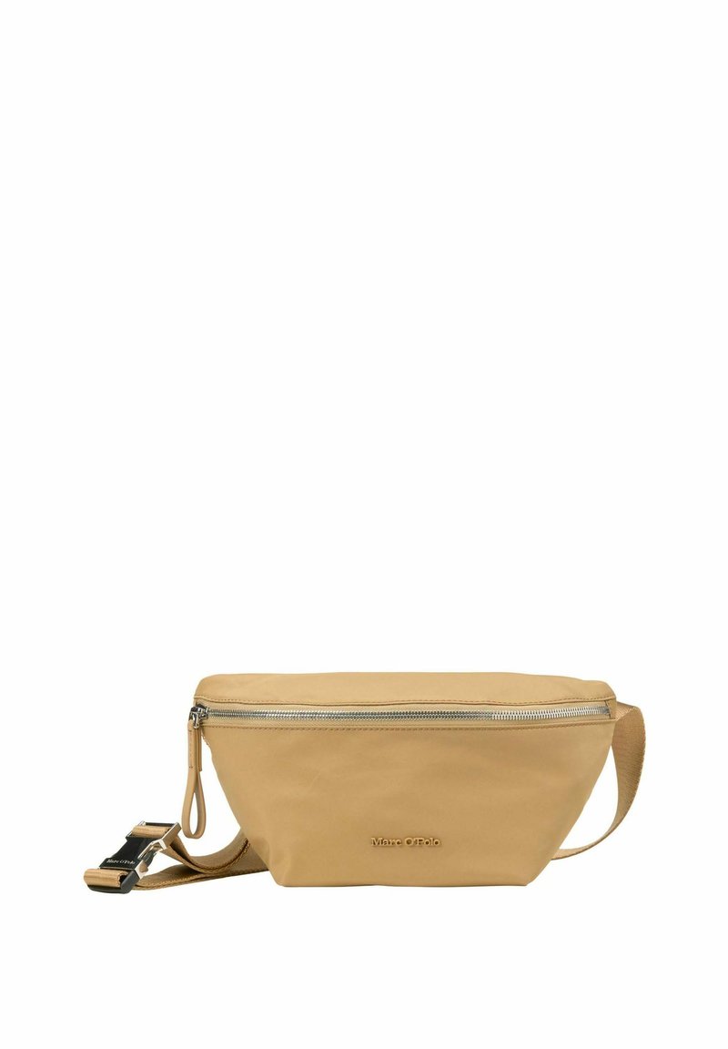 Sac banane en tissu beige avec fermeture éclair argentée, bandoulière réglable et petit logo "Marc O'Polo" au centre avant.