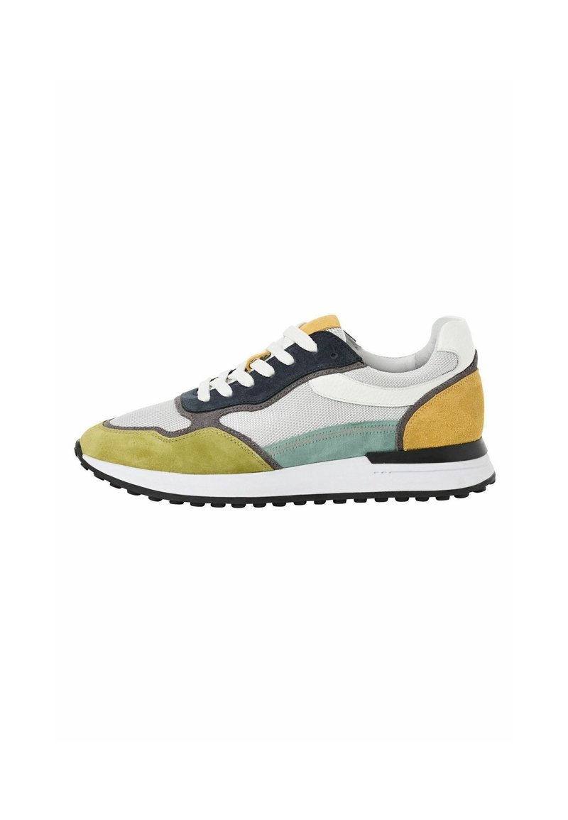 La scarpa presenta un design con lacci, materiali in rete e suede, nei colori giallo, verde, blu navy e bianco. Suola nera spessa con battistrada testurizzato.