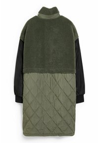 Abrigo verde con una parte superior de textura peluda, sección inferior acolchada y mangas negras. Detalles de cuello alto y puños elásticos.