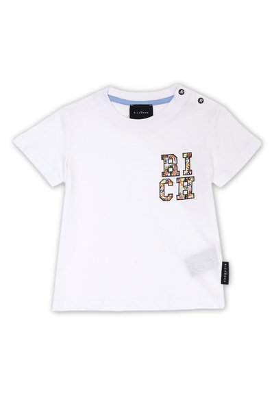 T-shirt bianco a maniche corte con grafica colorata "RICH"; presenta un colletto rotondo e due bottoni decorativi sulla spalla. Tessuto di cotone morbido.