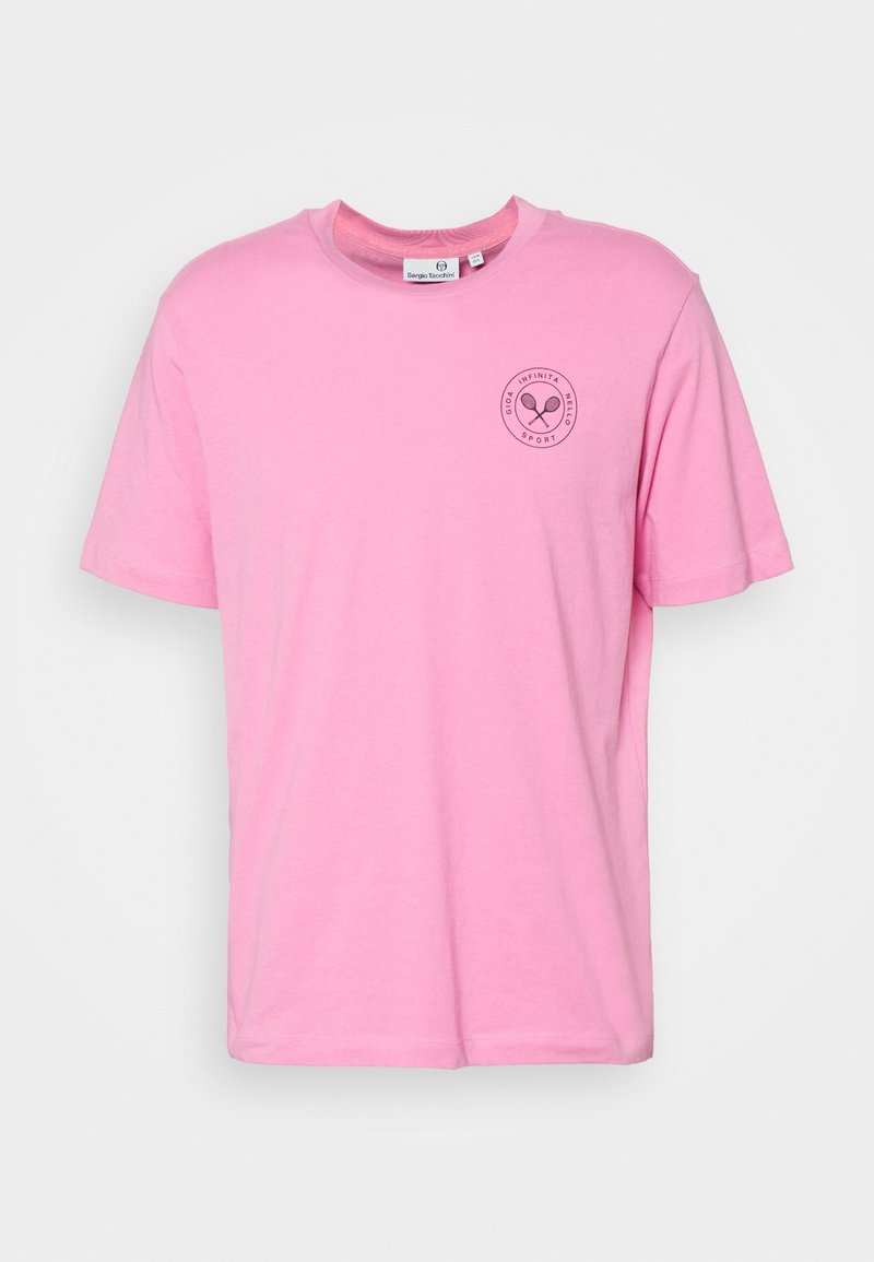 Rosa T-Shirt mit kurzen Ärmeln, Rundhalsausschnitt, kleinem schwarzem Tennisschläger-Logo und kreisförmigem Text auf der linken Brust.