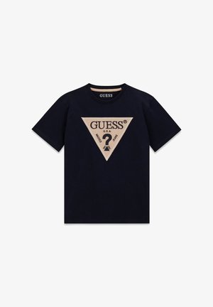 T-shirt nera a maniche corte con un logo a triangolo beige sul petto che recita "GUESS U.S.A." e un grande punto interrogativo al centro.