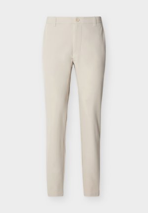 Μπεζ παντελόνια προσαρμοσμένης ραφής από λείο ύφασμα. Διαθέτει κλείσιμο με κουμπιά μπροστά, θηλιές για ζώνη και κωνικό τελείωμα στα πόδια. Μινιμαλιστικός σχεδιασμός χωρίς σχέδια.