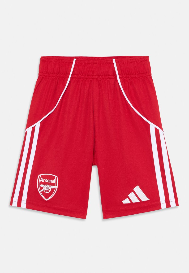 Rdeče športne kratke hlače z belimi stranskimi črtami. Na levem stegnu je logotip Arsenal, na desnem spodnjem robu pa logotip Adidas.