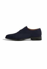 Scarpa in suede blu navy con lacci, punta arrotondata, suola piatta in gomma nera e texture liscia. Presenta dettagli di cucitura minimi.