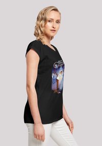 Svart bomull T-skjorte med et fargerikt Cinderella-motiv med karakterer og et slott. Kort erm og en avslappet passform.