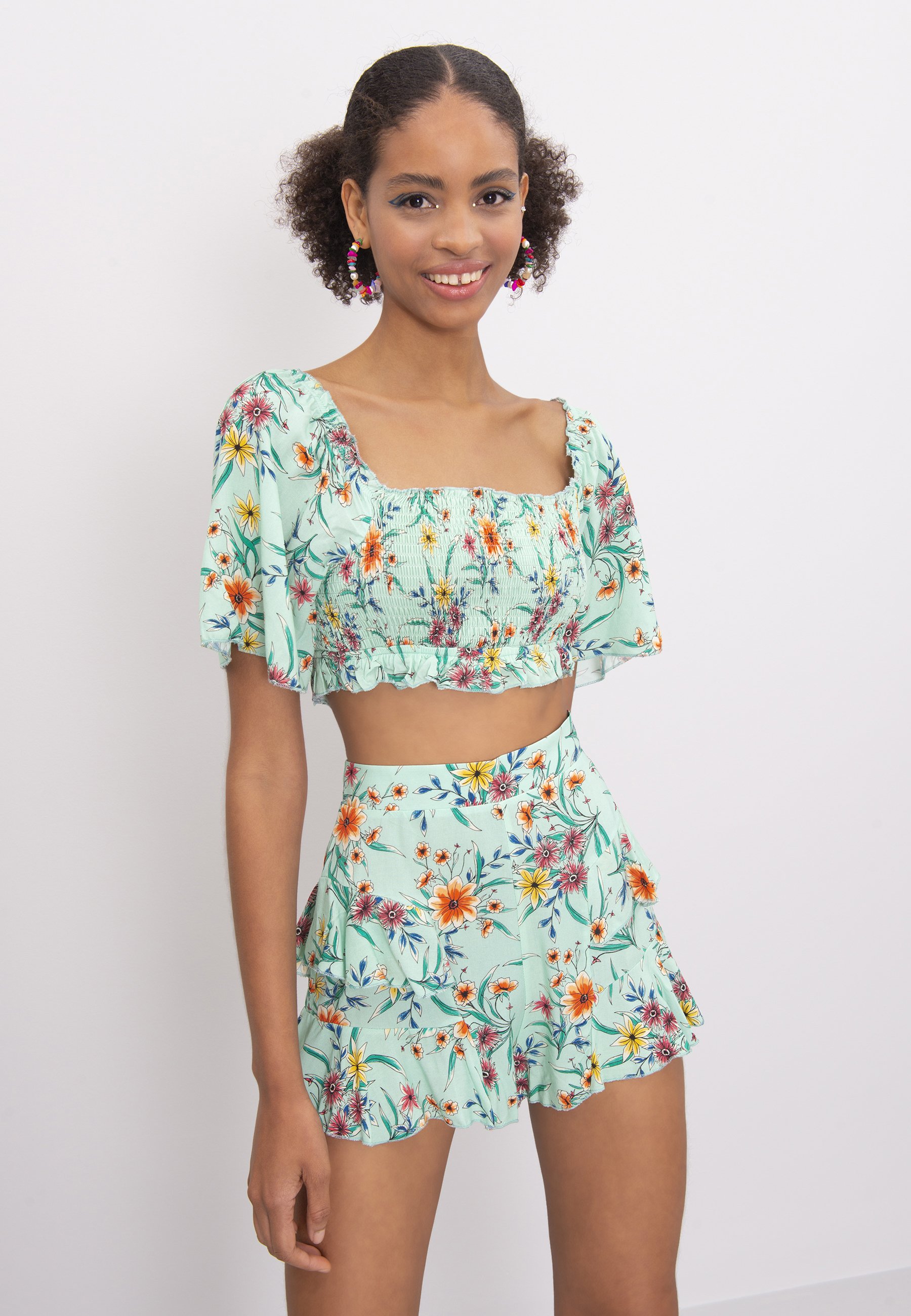 Camicie colorate come abbinarle: gli outfit Primavera Estate 2024