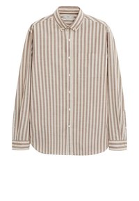 Camisa de manga larga con botones, presenta rayas verticales alternadas en marrón claro y crema, un bolsillo en el pecho y puños con botones.