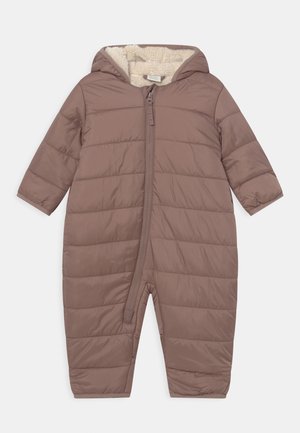 Brauner gepolsterter Baby-Strampler mit Kapuze und Vorderreißverschluss, mit weichem weißem Fleece-Futter innen in der Kapuze.
