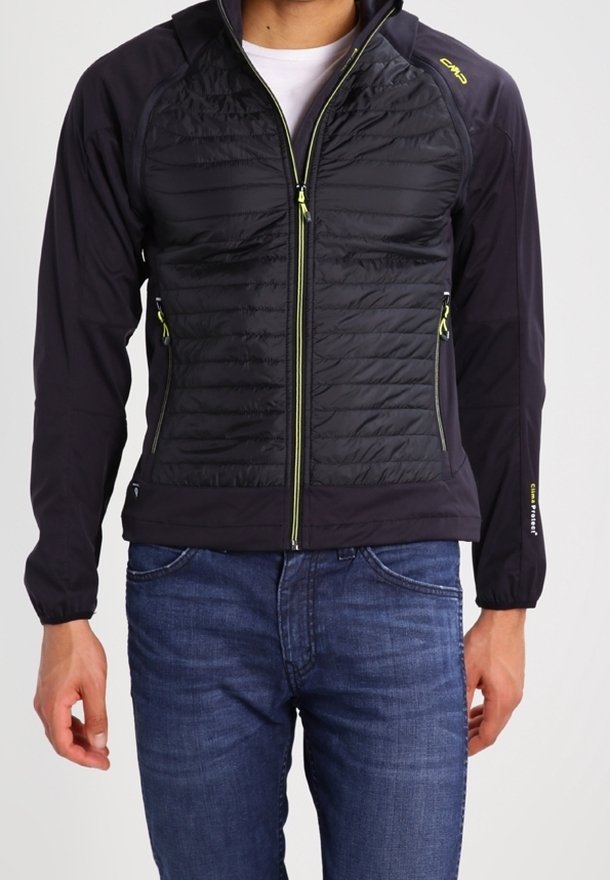 Sort isoleret jakke med polstret front, lange ærmer og hætte. Har gule lynlåse og logo-detaljer, tekstureret stof og en tætsiddende pasform.