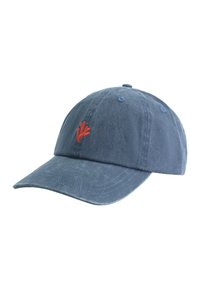 Kék pamut baseball sapka ívelt karimával. Elöl vörös korallhoz hasonló hímzés található, valamint hat szellőzőlyuk.
