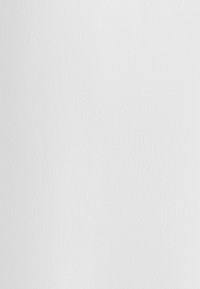 Tessuto bianco semplice con trama sottile visibile sotto una luce soffusa, senza altri oggetti o persone.