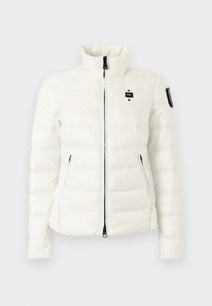 Λευκό καπιτονέ μπουφάν με όρθιο γιακά, μαύρο φερμουάρ μπροστά, τσέπες με φερμουάρ στα πλαϊνά και επωνυμίες σε σημεία στο στήθος και στο επάνω μέρος του μανικιού.