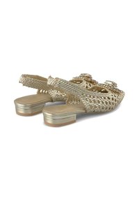 Goldene geflochtene Sandalen mit strukturiertem Oberflächen, offenem Rücken, kleinem Blockabsatz und dekorativen Schnallenakzenten. Flache Sohle und glänzende Oberfläche.