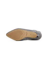 Zapato plano de ante gris con punta afilada mostrado desde el lado de la suela, exhibiendo una suela beige suave con un área de agarre texturizada y marcaje de tamaño.