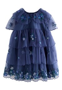 Vestido de tul azul marino con volantes en capas, bordados florales y lentejuelas. Cuenta con un escote con borde festoneado y mangas abullonadas.
