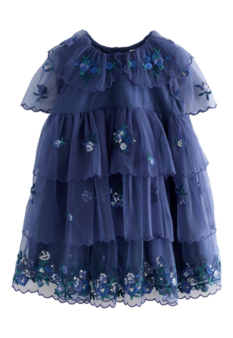 Vestido de tul azul marino con volantes en capas, bordados florales y lentejuelas. Cuenta con un escote con borde festoneado y mangas abullonadas.