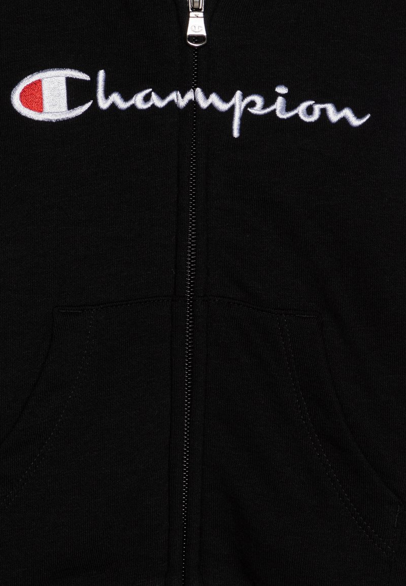 Schwarze Zip-Hoodie mit weißem gesticktem "Champion"-Logo, Fronttaschen und einem glatten, strukturierten Stoff.