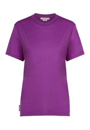 T-shirt violet à manches courtes en tissu doux. Présente un col rond et une petite étiquette de marque au bas de la couture gauche.