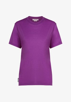T-shirt violet à manches courtes en tissu doux. Présente un col rond et une petite étiquette de marque au bas de la couture gauche.