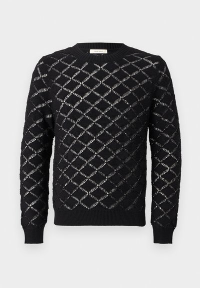 Μαύρο πλεκτό πουλόβερ με μακριά μανίκια, διακοσμημένο με μοτίβο ανοιχτής ύφανσης σε σχήμα διαμαντιού και ριμπ τελειώματα στα μανίκια, το στρίφωμα και τη στρογγυλή λαιμόκοψη.