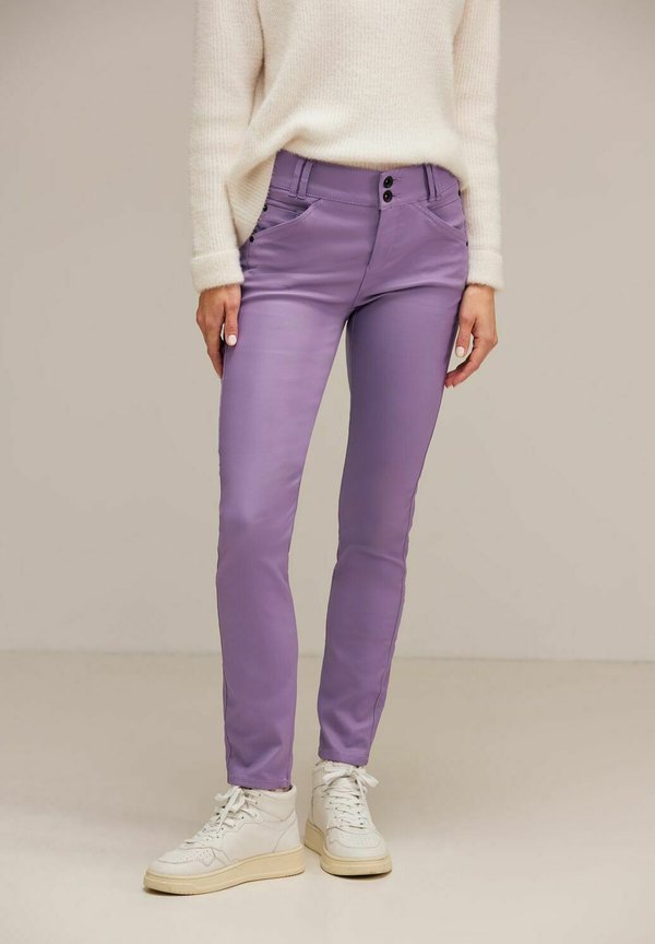 SLIM FIT MIT COATING - Stoffhose - lila