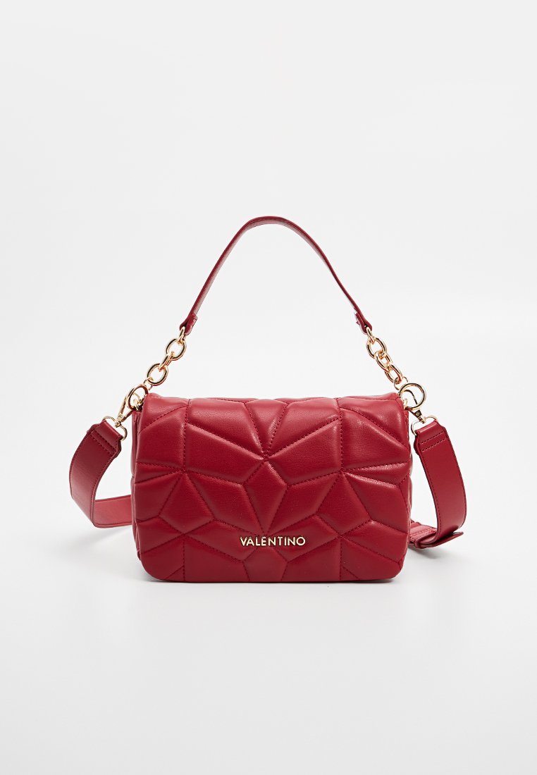 Bolso de mano de cuero rojo con patrón acolchado y herrajes dorados. Cuenta con un asa superior y una correa de hombro desmontable. Logo de Valentino en la parte frontal.