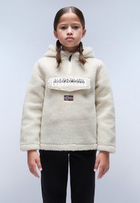 Krämfärgad fleece hoodie med halvdräng, med ett logotypmärke på framsidan och en liten norsk flagga som accent. Matchad med svarta byxor med avslappnad passform.