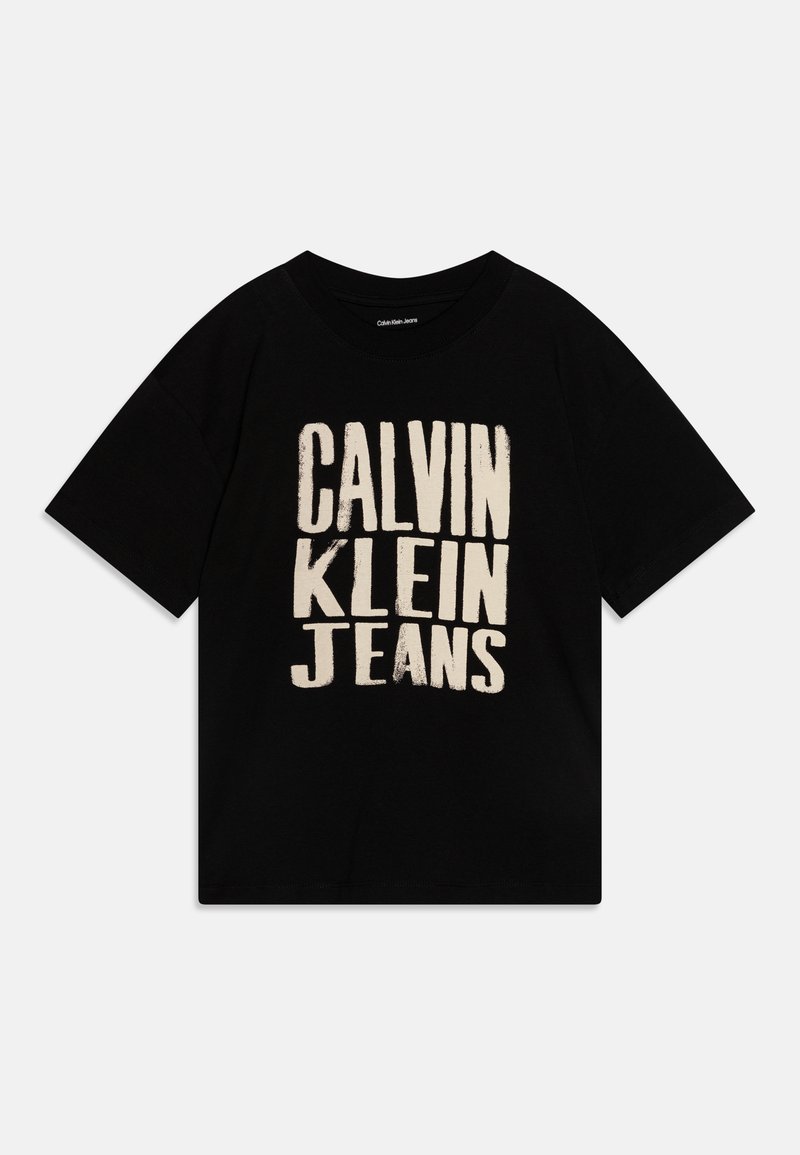 Must hea t-särk, millel on esiküljel julge kreemikas "CALVIN KLEIN JEANS" logo kunstlikus fondis. Lühikesed varrukad, tavaline lõige.
