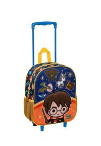 Mochila con ruedas temática de Harry Potter. Cuenta con un asa azul, acentos amarillos e ilustraciones coloridas sobre un fondo marino. Bolsillo de malla texturizada.