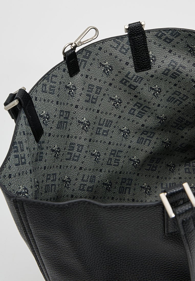 Bolso de mano de cuero negro con un acabado texturizado; el interior presenta un forro gris con patrones que incluye logotipos y pequeños diseños. Hardware metálico incluido.