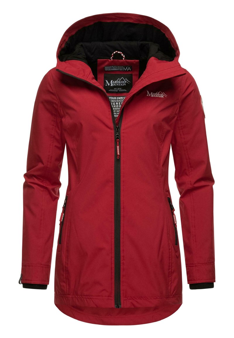 Chaqueta impermeable roja con capucha forrada en negro, cierre frontal, dos bolsillos laterales con cremalleras y puños elásticos para un ajuste seguro.