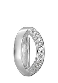 Bague en argent avec une finition polie, présentant une forme ovale étroite et une rangée de petites pierres précieuses claires sur un côté.