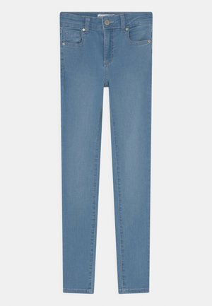 Lichtblauwe denim jeans met een slim fit. Beschikt over vijf zakken, een knoopsluiting aan de voorkant en subtiele stikdetails.