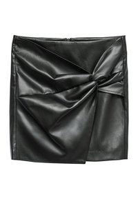 Jupe en similicuir noir avec un design enroulé, texture lisse et fermeture éclair latérale dissimulée. Drapé élégant sur le devant.