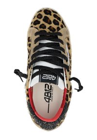 Sneaker con pelliccia a stampa leopardata, lacci neri, fodera interna rossa, tacco glitter nero e "4812 Made in Italy" stampato sulla soletta beige.