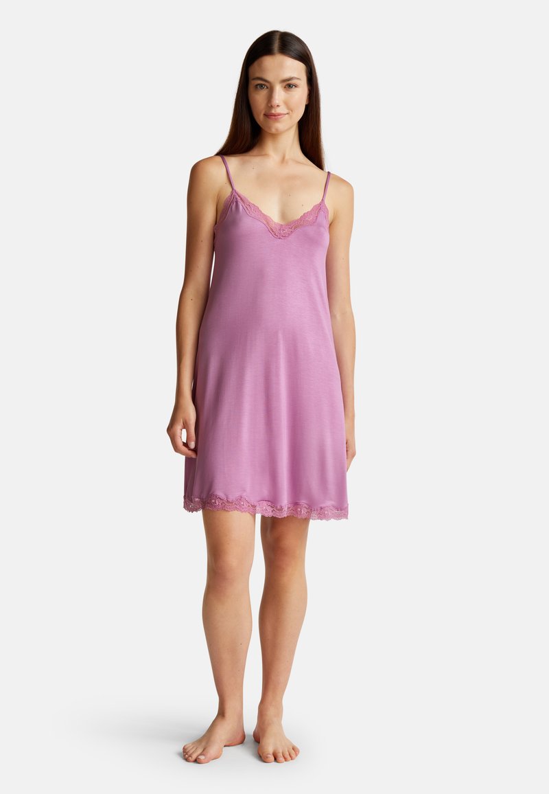 Nuisette sans manches rose avec des accents en dentelle au niveau du col et de l'ourlet, fabriquée en tissu lisse, tombant au-dessus des genoux.